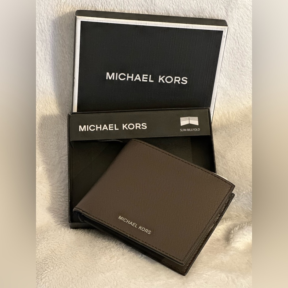 Michael Kors brown Bifold Wallet 😍🎁